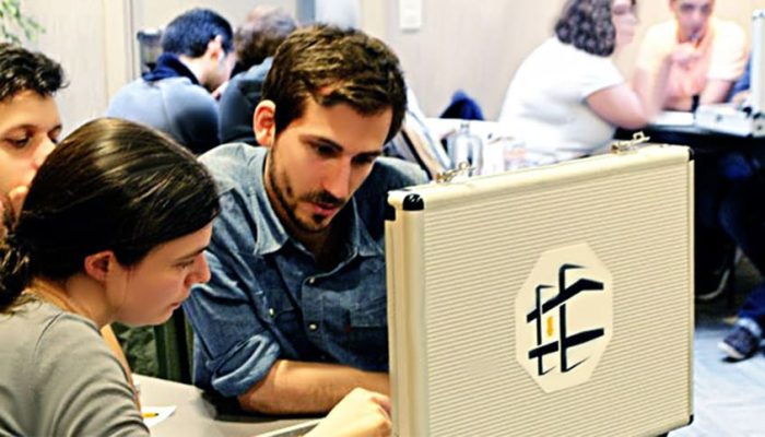 Collega's spelen digital escape game aan tafel